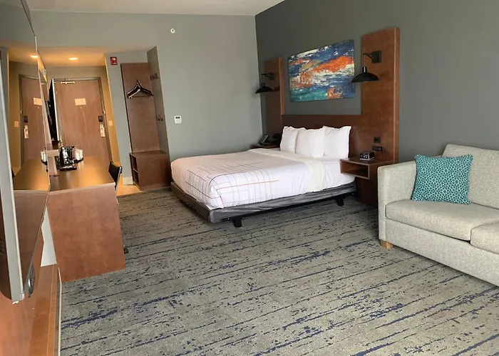 La Quinta Inn & Suites By Wyndham Louisville Ne - Old Henry Rd